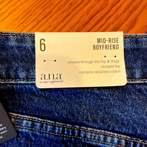 NWT a.n.a Women’s Mid-Rise Boyfriend Jeans - Picture 3 of 4